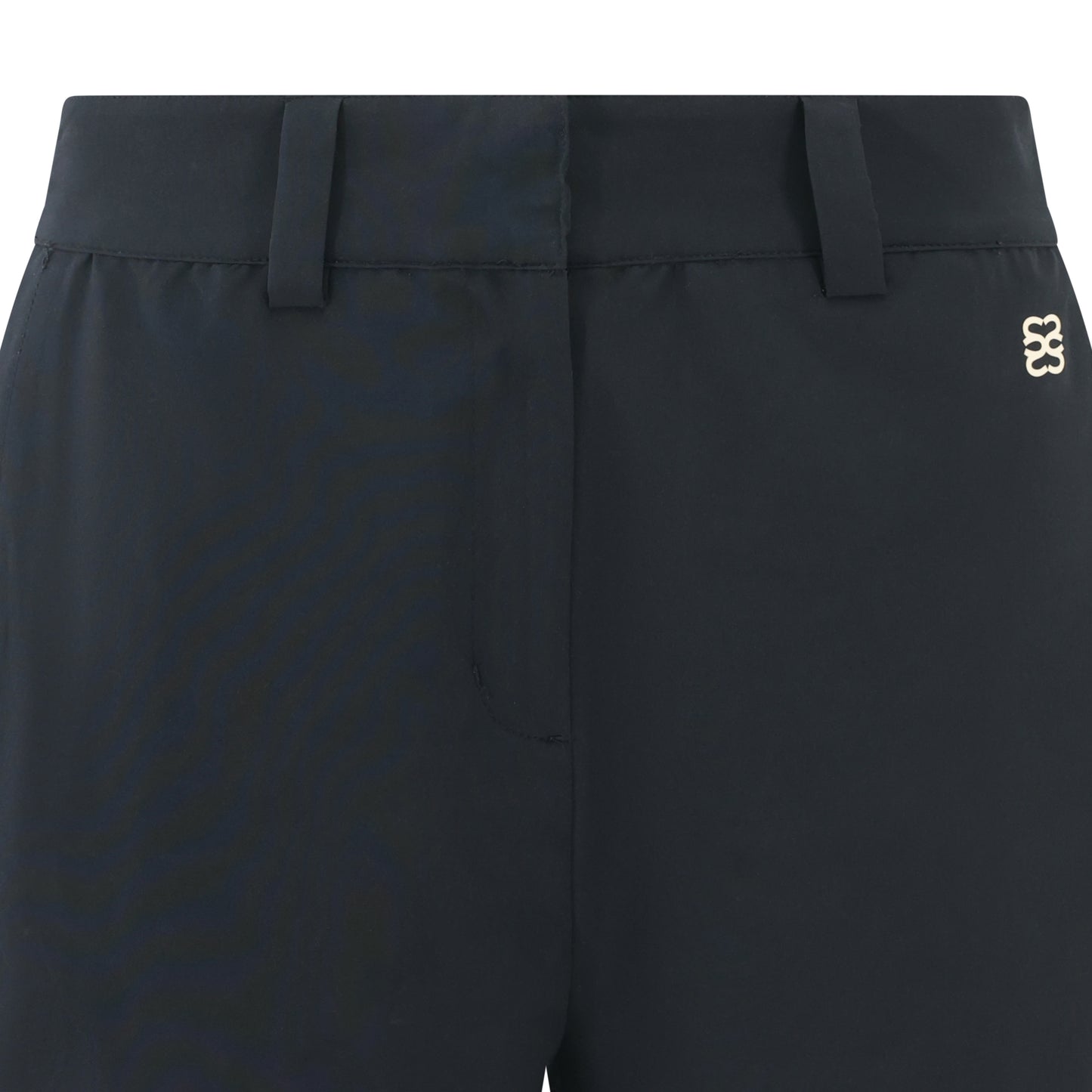 Women’s golf shorts in black, four-way stretch fabric with pockets and magnetic ball marker