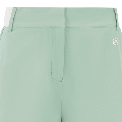 Women's golf shorts in green in four-way stretch fabric, with centre front zip, pockets and elasticated sides
