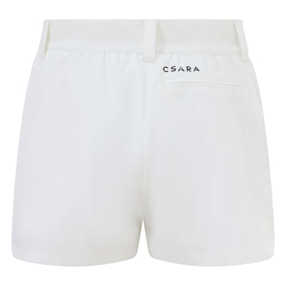 Women’s golf shorts in white, four-way stretch fabric with pockets and magnetic ball marker