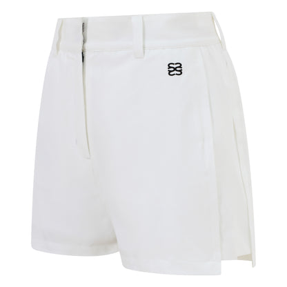 Women’s golf shorts in white, four-way stretch fabric with pockets and magnetic ball marker