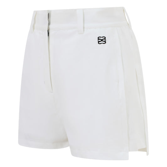 Women’s golf shorts in white, four-way stretch fabric with pockets and magnetic ball marker